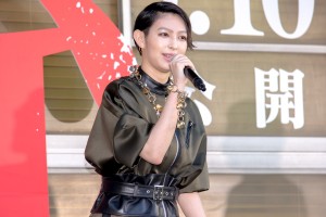 映画『銃2020』完成発表記者会見に登場した日南響子