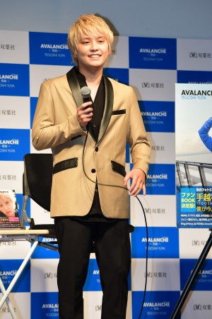 フォトエッセイ『AVALANCHE』出版会見に登場した手越祐也