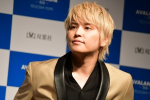 フォトエッセイ『AVALANCHE』出版会見に登場した手越祐也