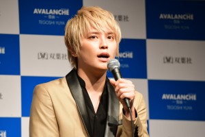 フォトエッセイ『AVALANCHE』出版会見に登場した手越祐也