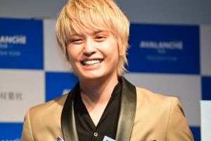 フォトエッセイ『AVALANCHE』出版会見に登場した手越祐也