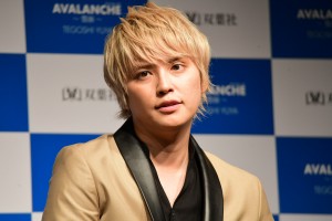 フォトエッセイ『AVALANCHE』出版会見に登場した手越祐也