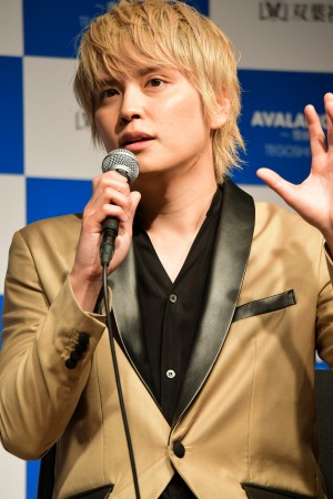 フォトエッセイ『AVALANCHE』出版会見に登場した手越祐也