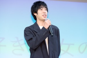映画『僕の好きな女の子』初日リモート舞台あいさつに登場した渡辺大知
