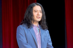 映画『僕の好きな女の子』初日リモート舞台あいさつに登場した又吉直樹