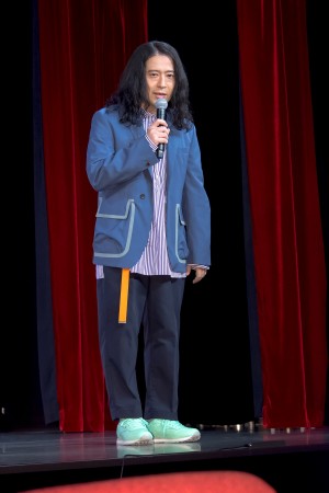 映画『僕の好きな女の子』初日リモート舞台あいさつに登場した又吉直樹