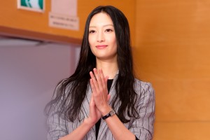 ドラマ『七人の秘書』制作発表記者会見に登場した菜々緒