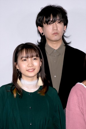 映画『たぶん』公開記念舞台あいさつに登壇したYOASOBI(左からikura、Ayase)
