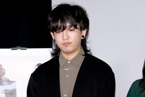 映画『たぶん』公開記念舞台あいさつに登壇したYOASOBI・Ayase