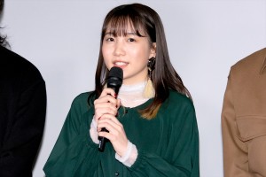 映画『たぶん』公開記念舞台あいさつに登壇したYOASOBI・ikura
