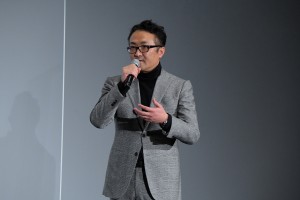 映画『約束のネバーランド』初日舞台あいさつに登場した平川雄一朗監督