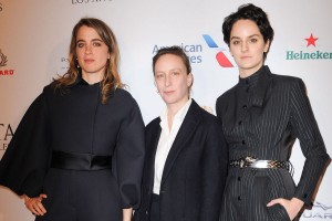 (左から)映画『燃ゆる女の肖像』のアデル・エネル、セリーヌ・シアマ監督、ノエミ・メルラン
