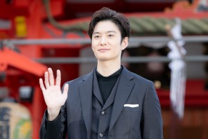 映画『さんかく窓の外側は夜』ヒット祈願イベントに登場した岡田将生