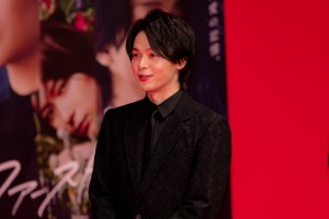 映画『ファーストラヴ』完成報告イベントに登場した中村倫也