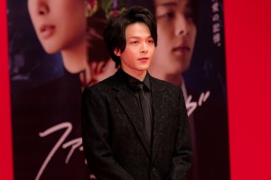 映画『ファーストラヴ』完成報告イベントに登場した中村倫也