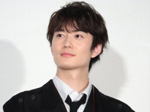 映画『さんかく窓の外側は夜』公開前夜祭 舞台あいさつに登場した岡田将生