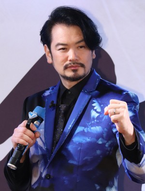 映画『スーパー戦闘 純烈ジャー』発表会見に登場した小田井涼平