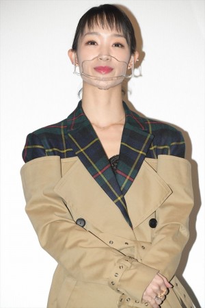 剛力彩芽、映画『新デコトラのシュウ鷲』大ヒットよろしく舞台あいさつに登場