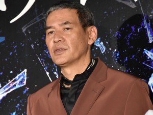 映画『砕け散るところを見せてあげる』完成報告舞台あいさつに登場したSABU監督