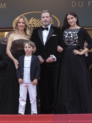 ケリー・プレストン、ジョン・トラヴォルタ、娘のエラ・ブルー・トラヴォルタ、息子のベンジャミン・トラヴォルタ(2018年のカンヌ国際映画祭にて)