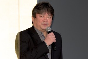 映画『ブレイブ ‐群青戦記‐』公開初日舞台あいさつに登場した本広克行監督