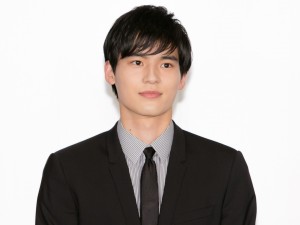 劇場版『奥様は、取り扱い注意』公開記念舞台あいさつに登壇した岡田健史