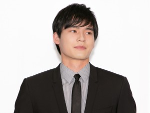 劇場版『奥様は、取り扱い注意』公開記念舞台あいさつに登壇した岡田健史