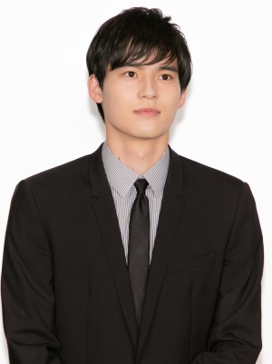 劇場版『奥様は、取り扱い注意』公開記念舞台あいさつに登壇した岡田健史