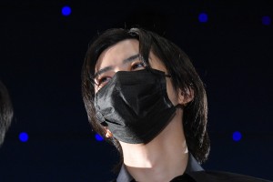 映画『ブレイブ ‐群青戦記‐』公開後舞台あいさつにサプライズ登場した飯島寛騎