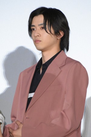 映画『ブレイブ ‐群青戦記‐』公開後舞台あいさつにサプライズ登場した飯島寛騎