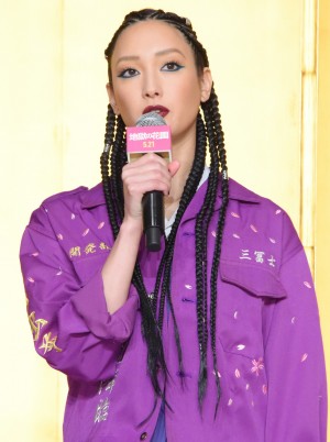 映画『地獄の花園』完成報告謝罪イベントに登場した菜々緒