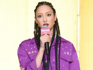 映画『地獄の花園』完成報告謝罪イベントに登場した菜々緒