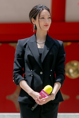 菜々緒、映画『地獄の花園』祈願イベントに登場