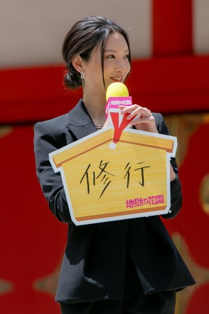 菜々緒、映画『地獄の花園』祈願イベントに登場