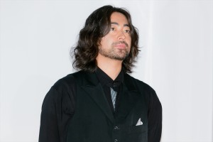 映画『はるヲうるひと』公開記念舞台あいさつに登場した山田孝之