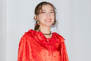 映画『はるヲうるひと』公開記念舞台あいさつに登場した仲里依紗
