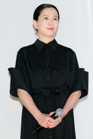 映画『はるヲうるひと』公開記念舞台あいさつに登場した坂井真紀