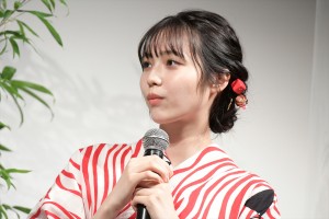 映画『星空のむこうの国』七夕直前完成披露試写会舞台あいさつイベントに登壇した秋田汐梨