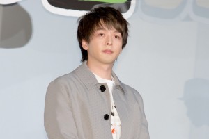 映画『100日間生きたワニ』初日舞台あいさつに登場した中村倫也