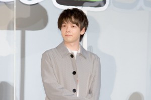 映画『100日間生きたワニ』初日舞台あいさつに登場した中村倫也