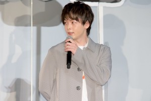 映画『100日間生きたワニ』初日舞台あいさつに登場した中村倫也