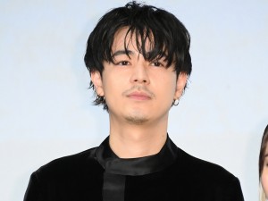 映画『竜とそばかすの姫』初日舞台あいさつに登場した成田凌