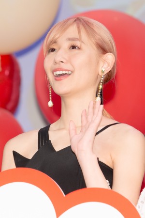 映画『かぐや様は告らせたい ~天才たちの恋愛頭脳戦~ ファイナル』完成披露舞台あいさつに登場した浅川梨奈