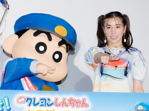 『映画クレヨンしんちゃん 謎メキ!花の天カス学園』公開初日舞台あいさつに登場した仲里依紗