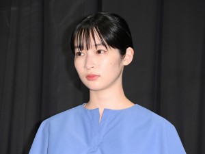 映画『うみべの女の子』公開記念舞台あいさつに登場した石川瑠華