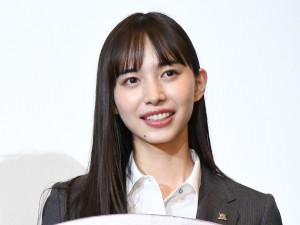 『ゼロワンOthers 仮面ライダーバルカン&バルキリー』完成披露舞台あいさつに登場した井桁弘恵