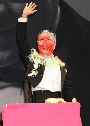 「してやったり?」 顔面ケーキまみれの三谷監督