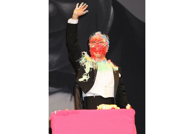 「してやったり?」 顔面ケーキまみれの三谷監督