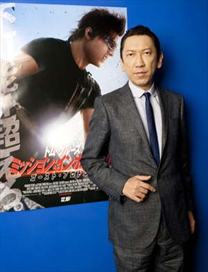 ポスターのトムとツーショットにおさまる布袋寅泰 (c)2011 PARAMOUNT PICTURES. All Rights Reserved.