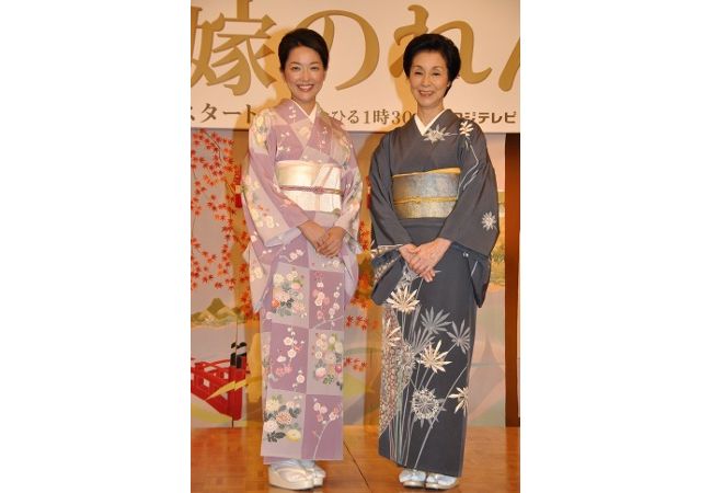 フジ系昼帯ドラマ「花嫁のれん」制作発表会見に出席した羽田美智子と野際陽子